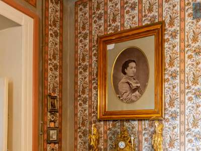 ...e sua moglie Irene Amati, proprietaria di ben nove masserie tra Cisternino e Fasano � racconta Luigi -. Ebbero sette figli, a mio nonno tocc� in eredit� questo palazzo, la cantina vinicola e altri terreni�